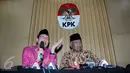 Menag Lukman Hakim Saifuddin (kiri) bersama Plt. Ketua KPK Taufiequrachman Ruki (kanan) memaparkan mekanisme penerapan pelaksanaan PP Nomor 48 Tahun 2014 di Gedung KPK, Jakarta, Kamis (25/6/15). (Liputan6.com/Helmi Afandi)