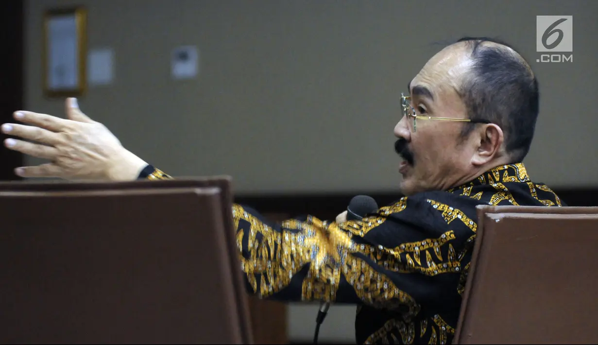 Terdakwa perkara merintangi penyidikan KPK pada kasus korupsi e-KTP, Fredrich Yunadimenjawab pertanyaan pada sidang lanjutan di Pengadilan Tipikor, Jakarta, Kamis (24/5). Sidang memeriksa keterangan terdakwa. (Liputan6.com/Helmi Fithriansyah)