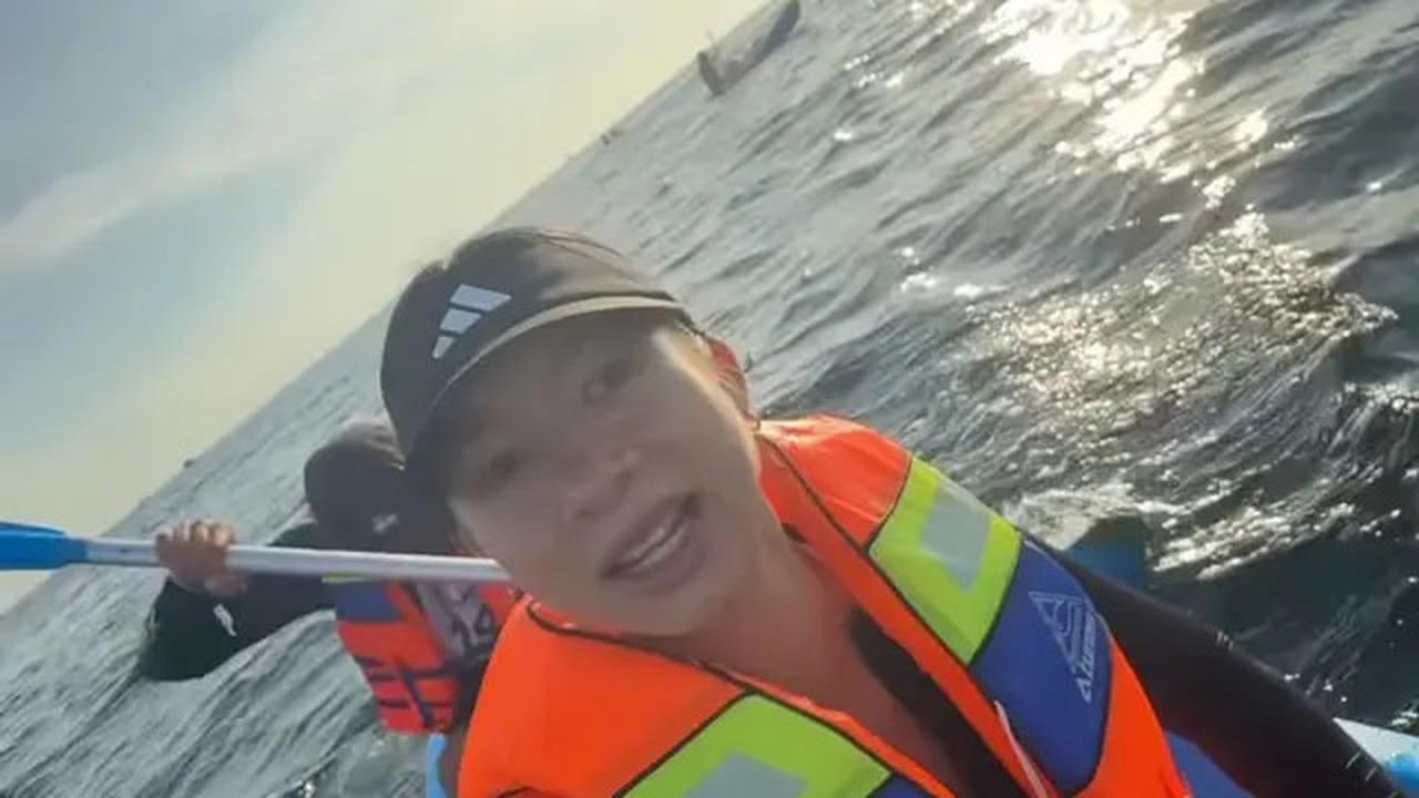 7 Aksi Jennifer Bachdim Canoeing dari Sanur ke Nusa Dua, Dayung 14 Km di Laut