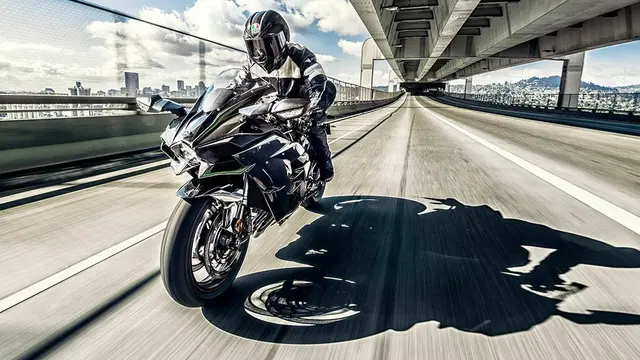 Ninja H2 ABS hadir sebagai motor legal jalan raya dengan tenaga 239,6 hp, dilengkapi cat self-healing Mirror Coated Spark Black (Ninja)