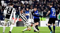 Kapten Inter Milan, Mauro Icardi, melepaskan tendangan ke gawang Juventus pada laga Serie A di Stadion Allianz, Turin, Minggu (10/12/2017). Juventus bermain imbang 0-0 dengan Inter Milan. (AFP/Miguel Medina)