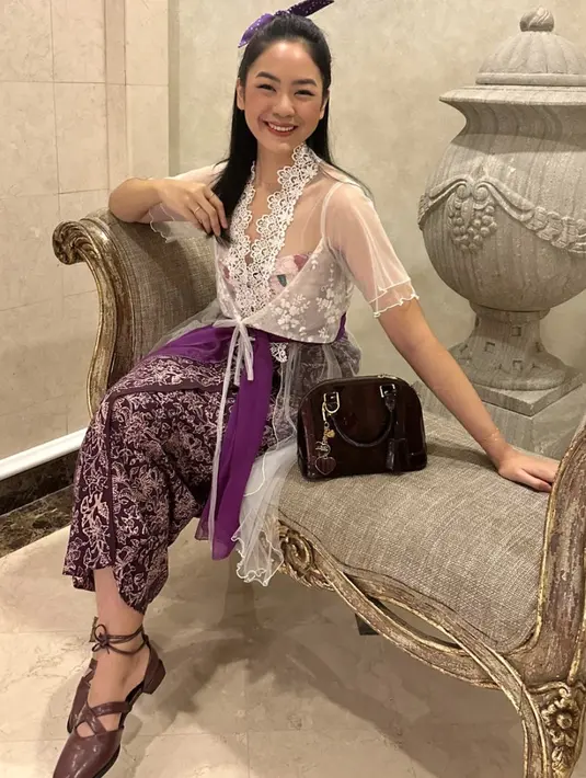 Rania Yamin tampak memukau dalam balutan kebaya see through dengan aksen laca pada bagian kerah. Kesan cantik makin optimal dengan paduan kain ungu yang memukau. [Foto: Instagram/ Rania Yamin]