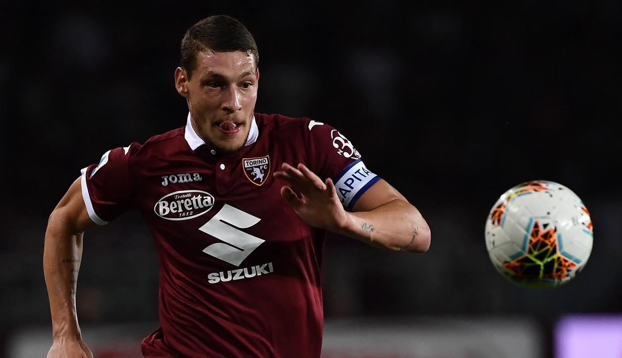 Andrea Belotti. Striker Italia berusia 28 tahun ini berstatus tanpa klub usai kontraknya habis bersama Torino yang telah diperkuatnya sejak awal musim 2015/2016. Ia total tampil dalam 250 laga di semua ajang bareng Torino dengan torehan 113 gol dan 28 assist. Hingga kini ia belum memastikan klub mana yang akan dibelanya musim 2022/2023 nanti, meskipun tengah serius diminati oleh AS Roma yang baru saja mendapatkan Paulo Dybala. (AFP/Marco Bertorello)