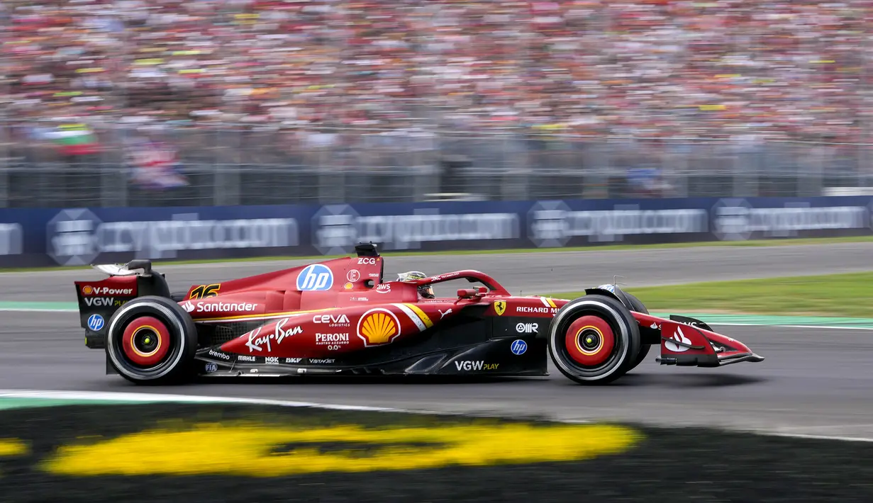 Pembalap Ferrari, Charles Leclerc memacu mobilnya saat Formula 1 GP Italia 2024 yang berlangsung di Sirkuit Monza, Italia, Minggu (01/09/2024). (AP Photo/Luca Bruno)