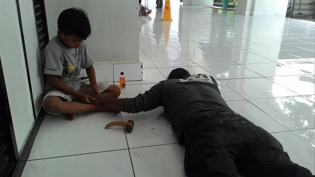 Bocah Makassar Cari Uang Saku Tambahan Bermodal Balsem