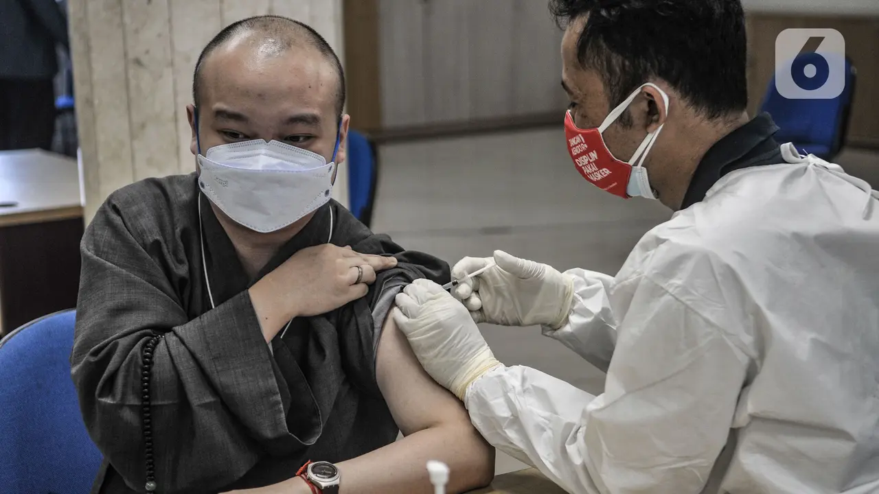 Tokoh Lintas Agama di Jakarta Utara Terima Vaksinasi Covid-19
