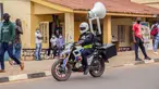 Seorang polisi yang mengendarai sepeda motor menggunakan pelantang suara untuk menyampaikan informasi tentang langkah-langkah pencegahan COVID-19 di sebuah jalan di Kigali, ibu kota Rwanda, pada 12 Agustus 2020. (Xinhua/Cyril Ndegeya)