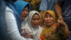 Keluarga korban jatuhnya pesawat Lion Air JT-610 rute Jakarta-Pangkalpinang berada di ruang kedatangan Bandara Pangkalpinang, Bangka Belitung, Senin (29/10). Kesedihan dan kecemasan mewarnai raut wajah para kerabat dan anggota keluarga (HADI SUTRISNO/AFP)