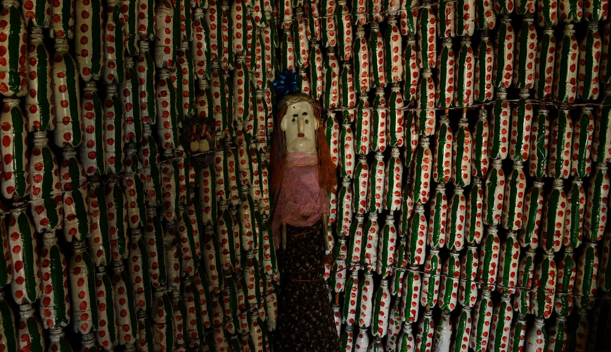Suasana rumah Nenek berusia 86 tahun, Maria Ponce yang terbuat dari botol plastik bekas di Desa El Borbollon, El Transito, San Salvador, El Salvador 14 Maret 2017. (AFP Photo/Marvin Recinos)