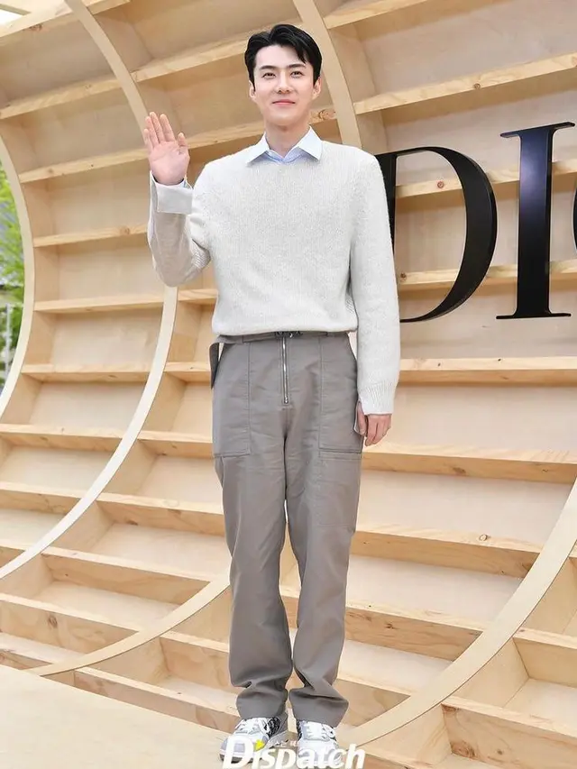 Gaya Jisoo BLACKPINK Hadiri Dior Fall 2022 Fashion Show, Tampil Elegan dengan Gaun Hitam