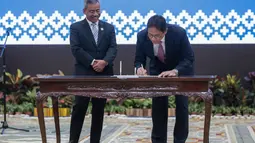 Purbaya Yudhi Sadewa menandatangani berita acara serah terima jabatan Menteri Keuangan di Kementerian Keuangan, Jakarta, Selasa (15/9/2026). (KLY/Budy Santoso)
