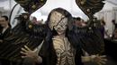 Cosplayer menggenakan kostum seperti monster selama International Comic Con di Kyalami Race Course, Johannesburg, Afrika Selatan (14/9). Comic Con digelar pada tahun 1970. (AFP Photo/Marco Longari)