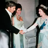 Ini adalah Elizabeth Taylor di tahun 1976 saat ia bertemu dengan Ratu Elizabeth. Elizabeth Taylor mengenakan gaun biru dan hijau berkilauan dengan perhiasan safir. Foto: Website.