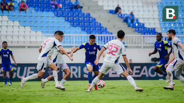 Aksi gelandang Arema FC, Valdeci saat menghadapi Persita Tangerang dalam laga tunda pekan ke-8 BRI Super League 2025/2026 di Stadion Kanjuruhan, Selasa (30/12/2025) sore WIB. (Bola.com/Iwan Setiawan)