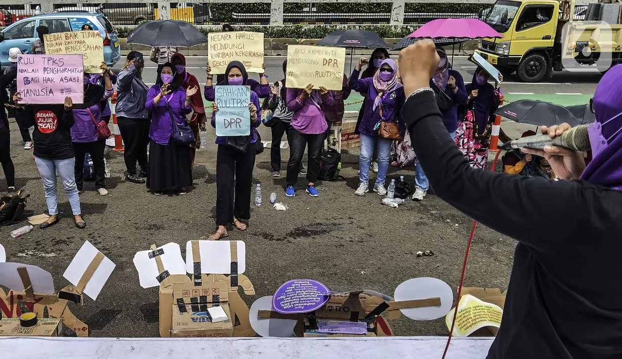 Warga yang mayoritas perempuan berunjuk rasa di depan Gedung MPR/DPR/DPD, Jakarta, Kamis (13/1/2022). Warga menuntut DPR segera mengesahkan Rancangan Undang-Undang Tindak Pidana Kekerasan Seksual (RUU TPKS). (Liputan6.com/Johan Tallo)