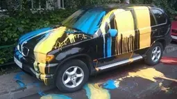 BMW X5 ini harus rela mobilnya disiram cat karena parkir yang mengganggu. (Source: jancel.ru)