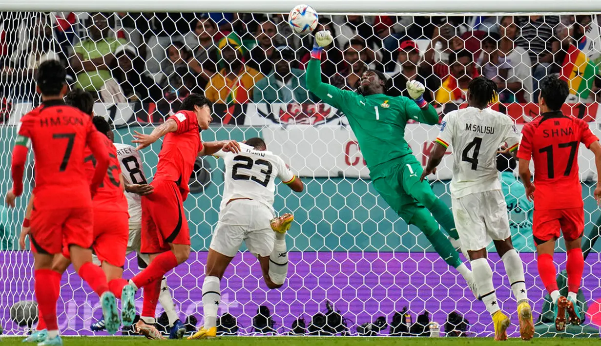 Kiper Ghana Lawrence Ati-Zigi (tengah) melakukan penyelamatan saat melawan Korea Selatan pada pertandingan sepak bola Grup H Piala Dunia 2022 di Stadion Education City, Al Rayyan, Qatar, 28 November 2022. Ghana mengalahkan Korea Selatan dengan skor 3-2. (AP Photo/Ricardo Mazalan)