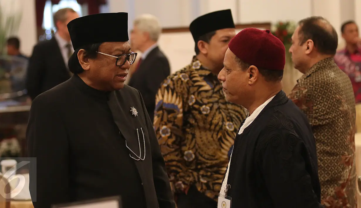 Ketua DPD RI Oesman Sapta Odang berpakaian khas Betawi pada Peringatan Konferensi Asia Afrika (KAA) 2017 di Istana Negara, Jakarta, Selasa (18/4). Pada peringatan KAA ini, jajaran pejabat negara mengenakan busana adat nusantara (Liputan6.com/Angga Yuniar)