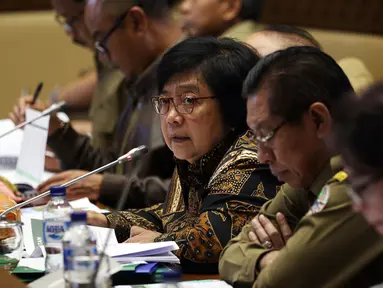 Menteri Lingkungan Hidup dan Kehutanan (LHK) Siti Nurbaya rapat kerja dengan Komisi IV DPR, Jakarta, Selasa (15/1). Rapat membahas Perubahan Peruntukan Kawasan Hutan dalam Revisi Tata Ruang Wilayah Provinsi dan Perubahan Iklim. (Liputan6.com/JohanTallo)