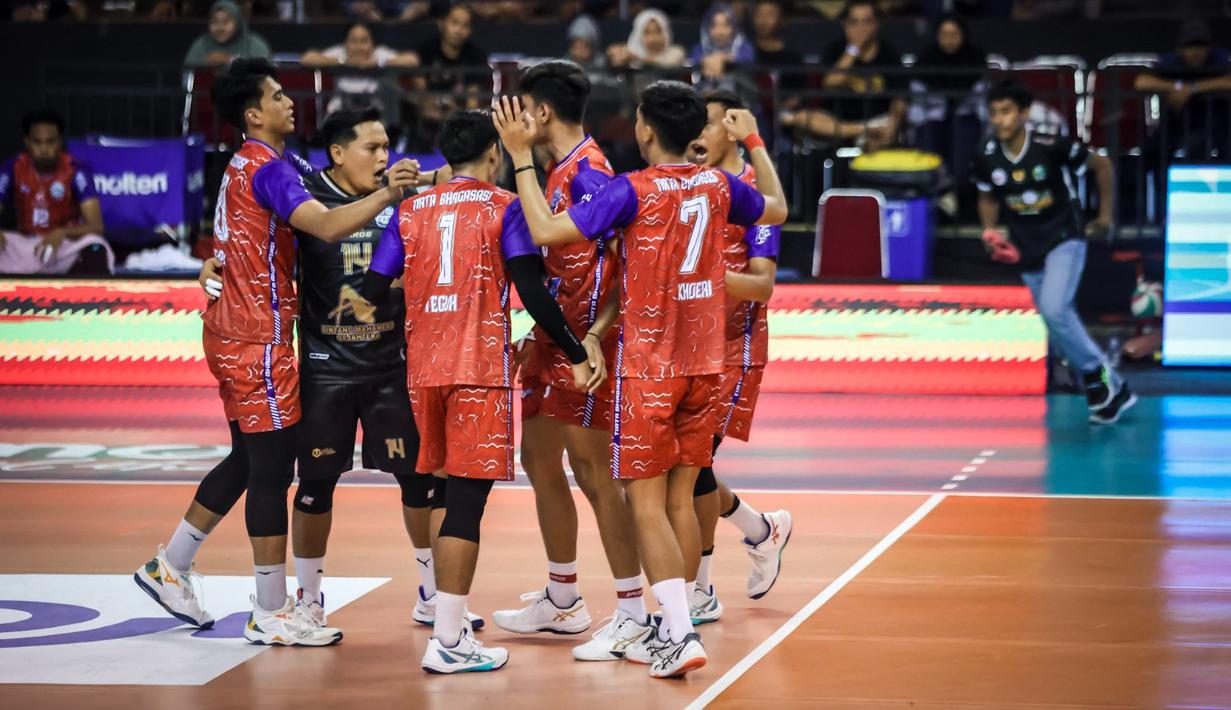 <p>Pelatih Perumda, Aryanto, mengungkapkan rasa syukurnya atas performa tim asuhannya. Menurutnya, kemenangan ini adalah hasil dari keberanian para pemain bermain lepas dan menikmati setiap momen pertandingan. (Dok. PBVSI)</p>