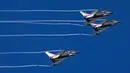 Pesawatb jet tempur Cina J - 10 bermanuver diatas udara di provinsi Nakhon Ratchasima, Thailand, (24/11).  Aksi jet tempur  ini dilakukan oleh tim The August 1st dari Cina. (REUTERS/Athit Perawongmetha)