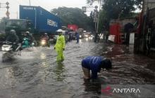 Antisipasi Banjir Jakarta Barat: Penambalan Turap dan Pengerukan Sedimen Digencarkan