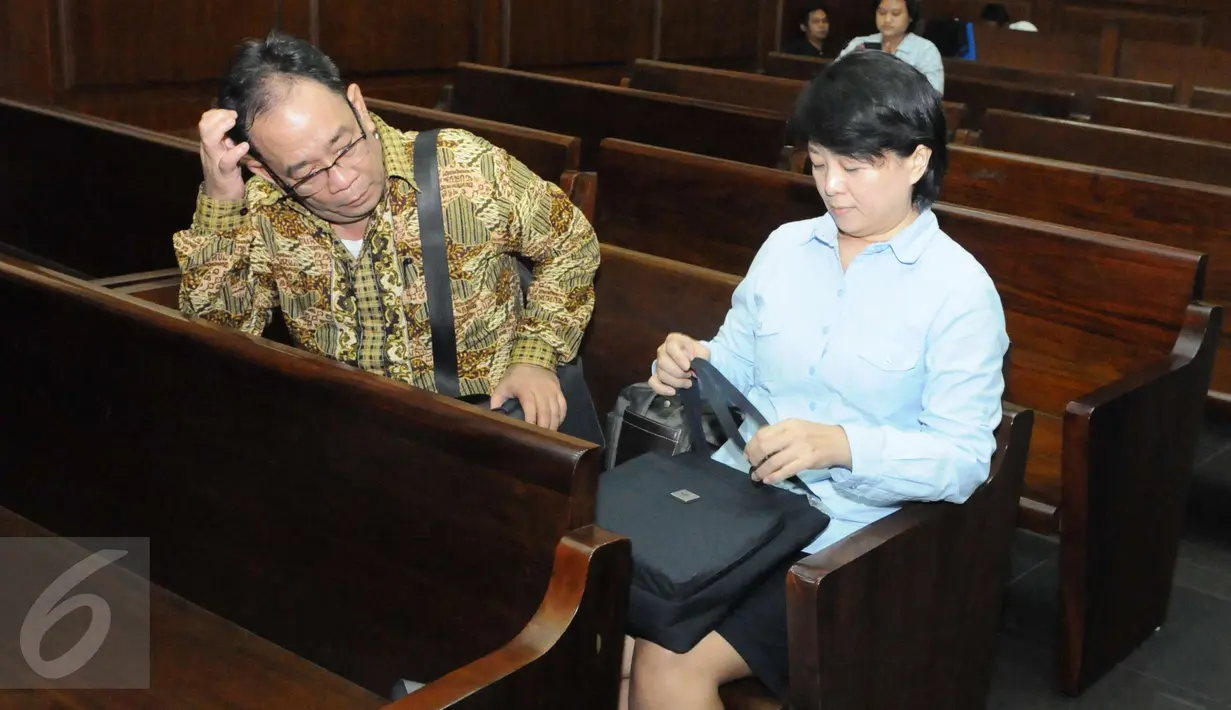 Xaveriandy Sutanto dan istrinya, Memi, jelang menjalani sidang vonis di Pengadilan Tipikor Jakarta, Rabu (4/1). Keduanya diduga telah menyuap Irman Gusman terkait Impor Gula. (Liputan6.com/Helmi Afandi)