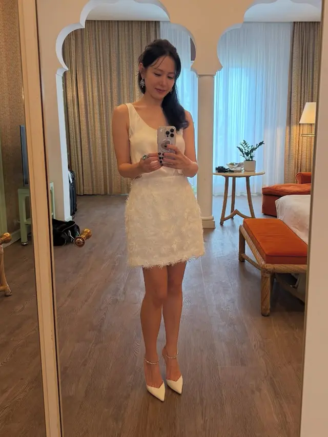 Gaya feminim Son Ye Jin selama di Italy. [@yejinhand]