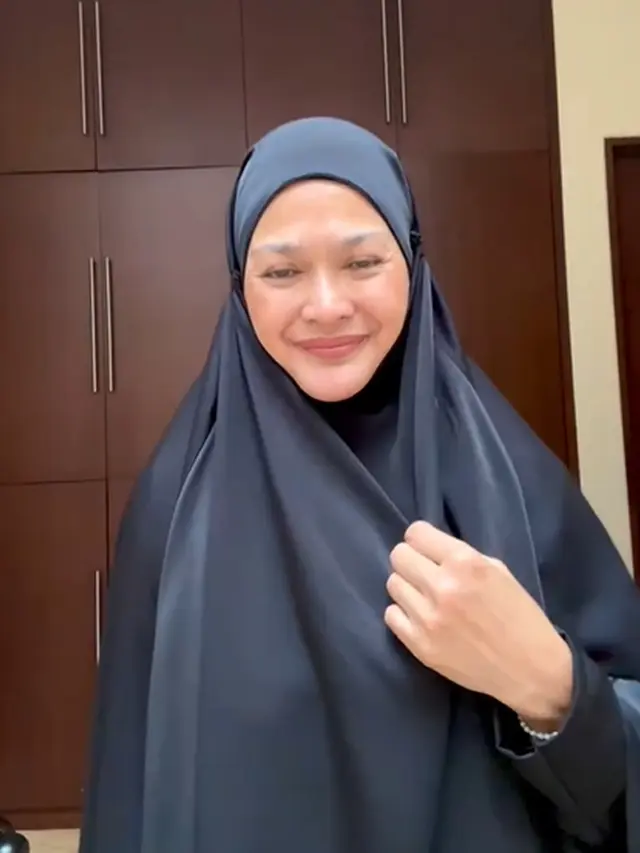 6 Potret Donna Harun Berhijab Syari Ini Bikin Pangling, Disebut Mirip Menantu