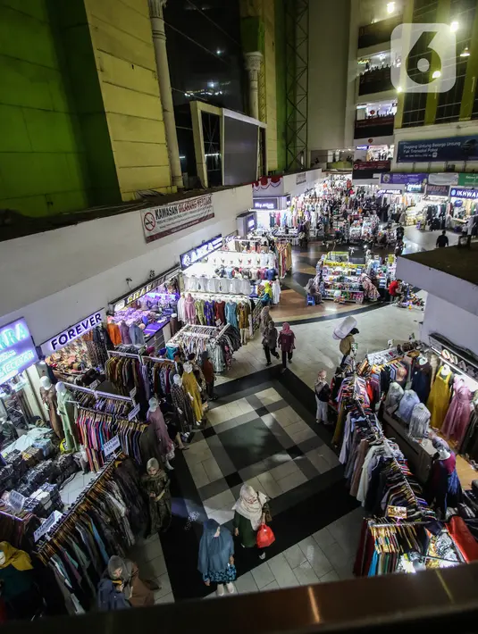 Pengelola Pasar Tanah Abang Blok A, Hery Supriyatna mengamini kalau pasar yang dikelolanya tersebut mulai sepi pengunjung. Namun keadaan ini masih dalam batas normal. (Liputan6.com/Angga Yuniar)