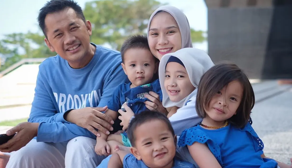 Selain selalu kompak, Hanung bersama keluarganya juga sering mengajak anak-anaknya liburan bersama. Ditengah kesibukan Hanung dengan berbagai pekerjaannya, ia dan Zaskia selalu menyempatkan waktu untuk berkumpul bersama anak-anaknya. (Liputan6.com/IG/zaskiadyamecca)