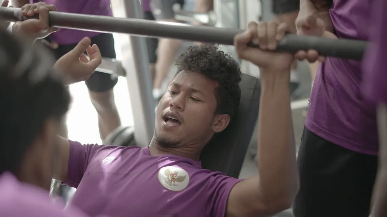 Bek Timnas Indonesia U-19, Bagas Kaffa, sedang menguatkan otot.