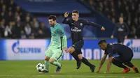 Aksi penyerang Barcelona, Lionel Messi (kiri) pada laga kontra Paris Saint-Germain (PSG), Rabu (15/2/2017) dini hari. Barcelona takluk 0-4 dari PSG di Stadion Parc des Princes.  (AFP/Philippe Lopez)