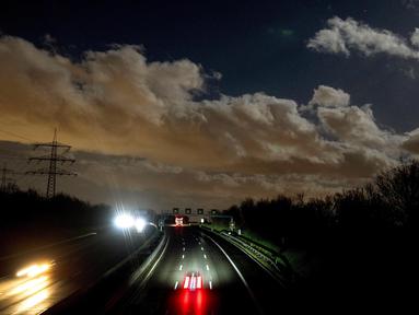 Awan melayang di atas jalan raya pada hari yang penuh badai di Frankfurt, Jerman, Kamis (17/2/2022). Sebagian besar wilayah Jerman dilanda badai besar pada hari Kamis (17/2). (AP Photo/Michael Probst)