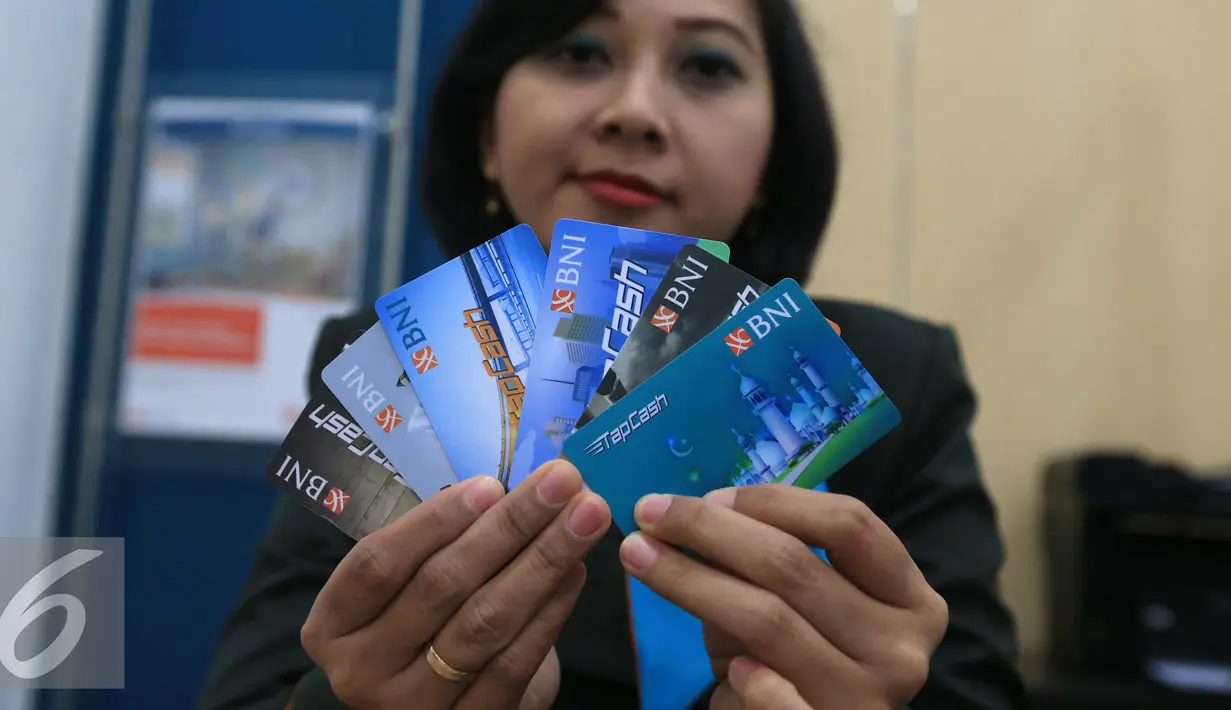 Petugas menunjukkan Kartu Tapcash Bank BNI di Jakarta, Selasa (18/10). Bank Indonesia (BI) menaikkan batas atas plafon uang elektronik menjadi Rp 10 juta yang sebelumnya hanya Rp 5 juta. (Liputan6.com/Angga Yuniar)