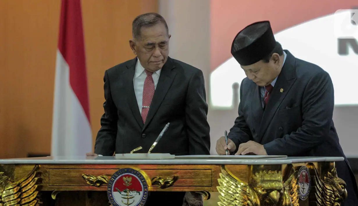 Menteri Pertahanan Prabowo Subianto (kanan) bersama mantan Menteri Pertahanan Ryamizard Ryacudu saat menandatangani berita acara serah terima di Kementerian Pertahanan, Jakarta, Kamis (24/10/2019). Ryamizard Ryacudu resmi menyerahkan jabatan kepada Prabowo Subianto. (Liputan6.com/Faizal Fanani)