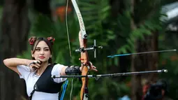 Selebritas Indonesia Valerie Tifanka melepaskan anak panah dalam cabor panahan Turnamen Olahraga Selebriti Indonesia (TOSI) Season 3 yang berlangsung di Arthayasa Stable, Depok, Jawa Barat, Jumat (01/11/2024). (Bola.com/Bagaskara Lazuardi)