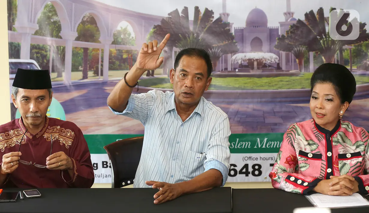 Direktur Komunikasi PT. Lippo Karawaci Danang Kemayan Jati (tengah) memberi keterangan pers perihal pemakaman Raudlatul Jannah Memorial Park di Jakarta, Selasa (3/12/2019). PT Lippo Karawaci Tbk memperkenalkan taman pemakaman untuk umat muslim di Karawang, seluas 50 ha. (Liputan6.com/Fery Pradolo)