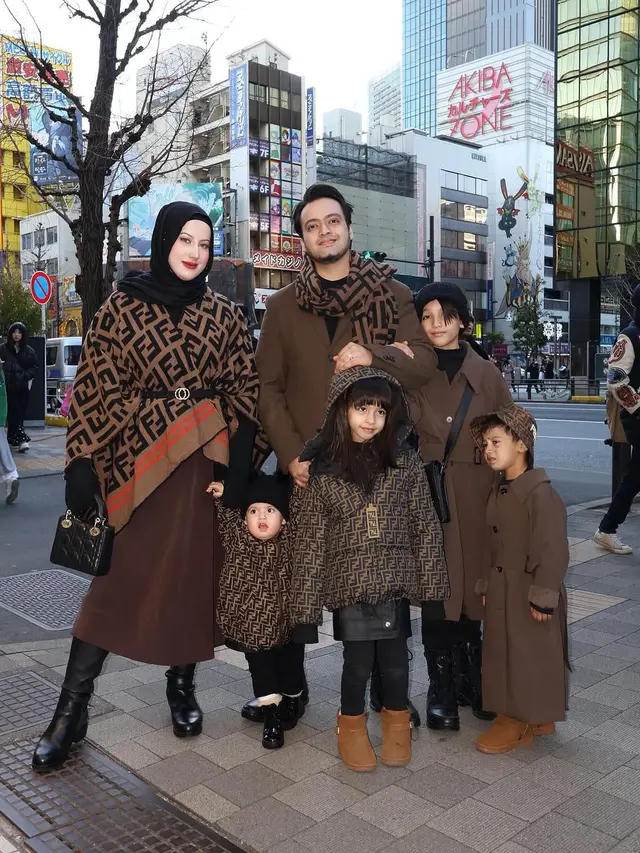 Gaya OOTD Tasyi Athasyia di Tokyo. (instagram/tasyiiathasyia)
