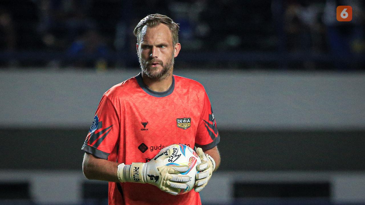 Foto: Aksi Solid Kiper Asing Dewa United, Sonny Stevens sebelum Akhirnya Dibobol Tendangan Ezra Walian di BRI Liga 1 2023 / 2024