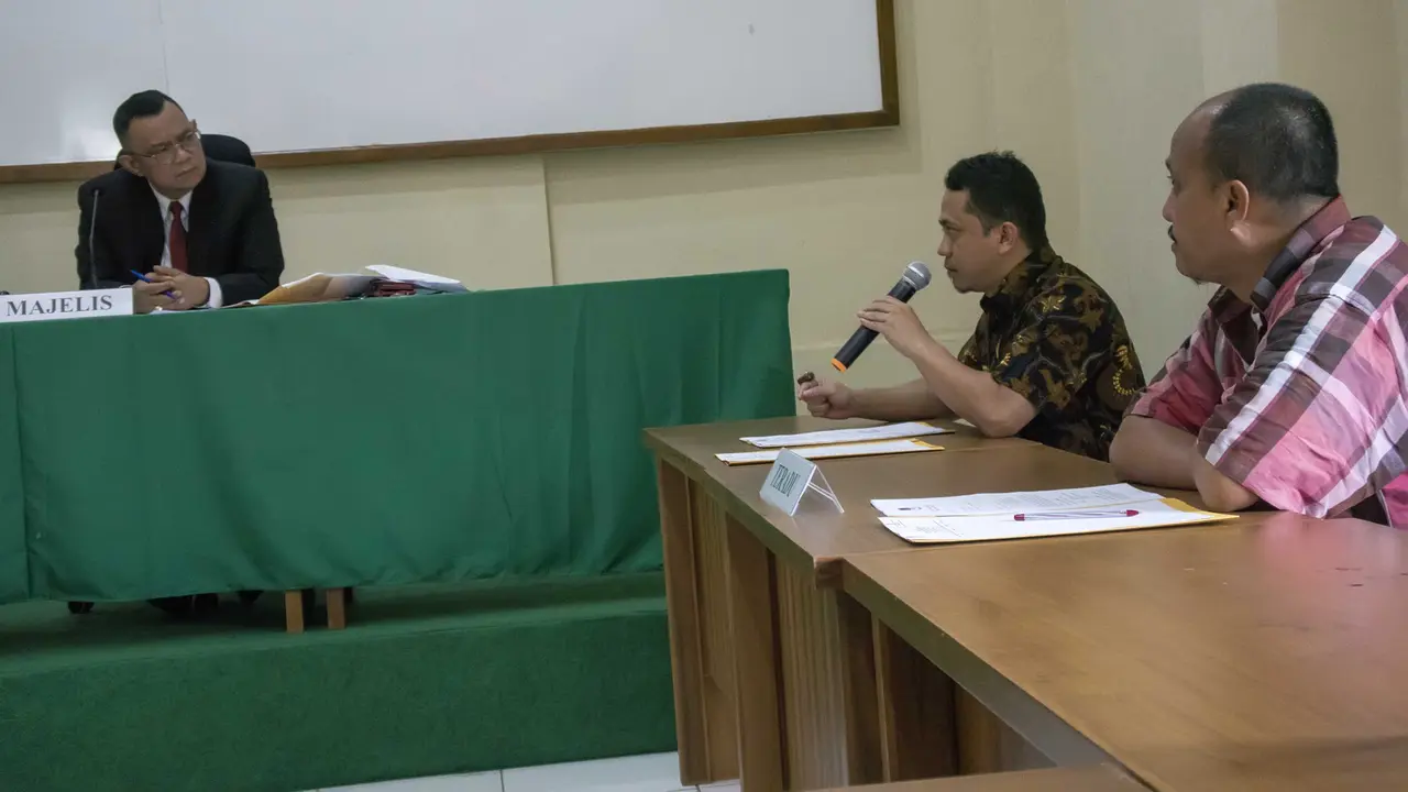 Ketua Panwaslu Garut nonaktif Heri Hasan Basri menjalani sidang DKPP