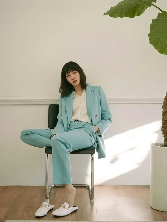 Selain one set suit pink pastel, perpaduan warna biru pastel dan warna putih juga tak kalah cantik. Tiru gaya office look ala Kim Go Eun satu ini. (Instagram/ggonekim).