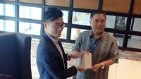 (ki-ka) Eric Wang, Country Manager Multi Mobile Indonesia, Distributor Resmi OnePlus  Kusumo Martanto, CEO Blibli.com (Liputan6.com/Mochamad Wahyu Hidayat)