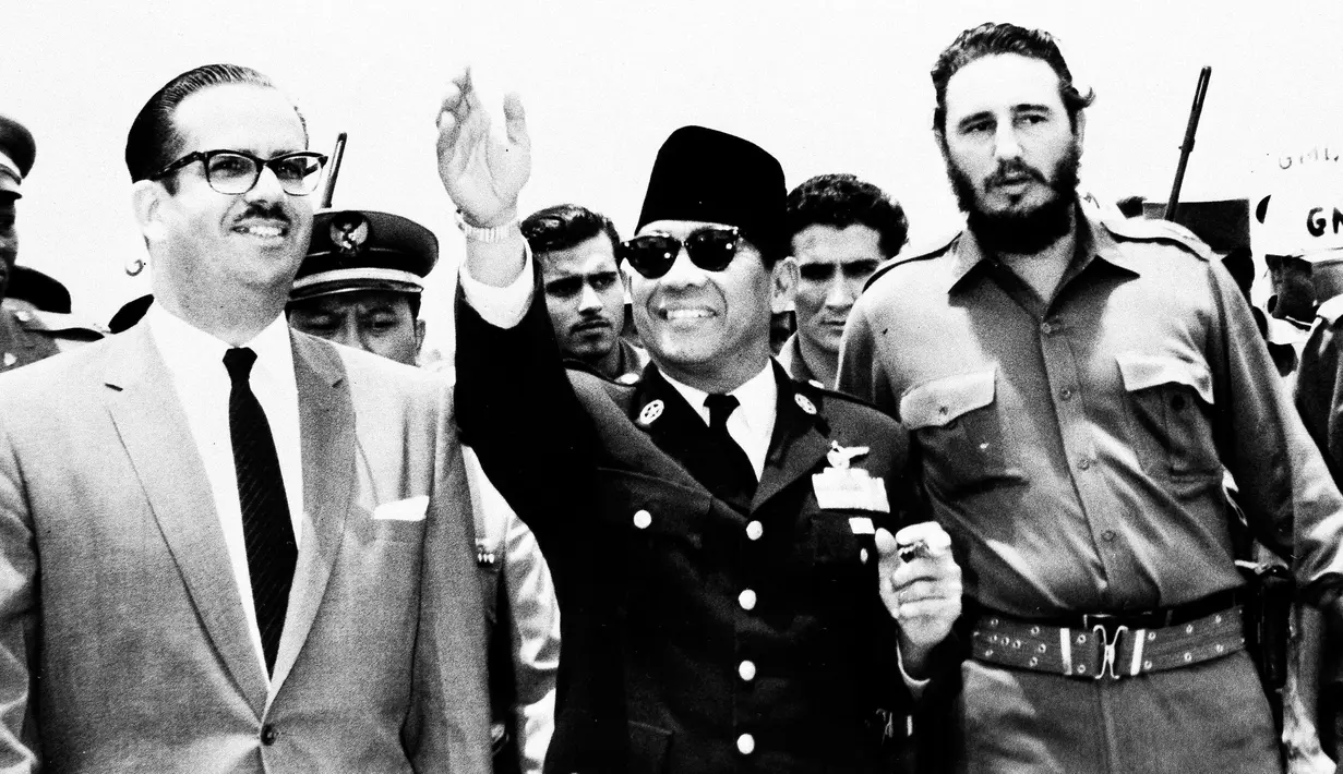 Presiden Republik Indonesia Achmed Sukarno, disambut Presiden Kuba Osvaldo Dorticos dan Perdana Menteri Fidel Castro saat tiba di Kuba dalam kunjungan kenegaraan selama lima hari di Havana, 9 Mei 1960. (AP Photo / Harold K. Milks)
