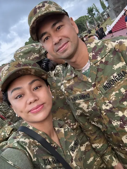 <p>Zita Anjani juga terlihat begitu antusias mengikuti pembekalan. Ia tampak mengenakan atribut militer serta perhiasan sederhana. [Foto: Instagram/ Zita Anjani]</p>