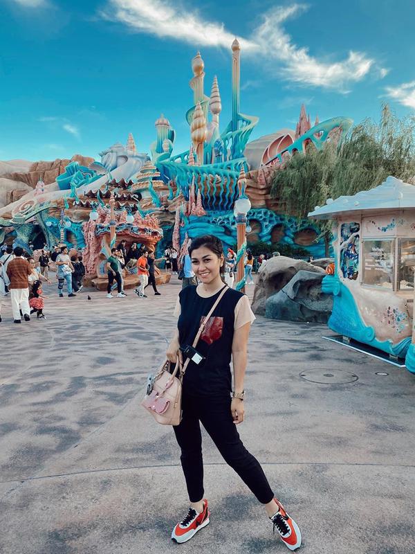 Saat berlibur di Disneyland, penampilan Nisya juga terbilang sederhana. Ia pun hanya mengenakan kaus berlengan pendek dengan celana jeans serta sneakers. Gaya rambut Nisya Ahmad juga cukup sederhana dengan mengikat seluruh rambutnya. (Liputan6.com/IG/@nissyaa)
