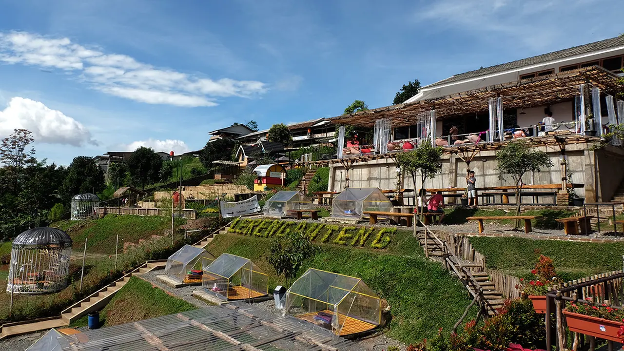 Suasana di Lereng Anteng Panoramic Coffee Place (Sumber Foto: tesyasblog.com)