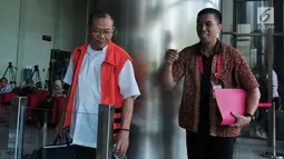 Dirut PT ADI Yunus Nafik bersiap menjalani pemeriksaan di gedung KPK, Jakarta, Jumat (8/9). Yunus Nafik diperiksa KPK sebagai saksi dengan tersangka Panitera Pengganti Tarmizi. (Liputan6.com/Helmi Afandi)