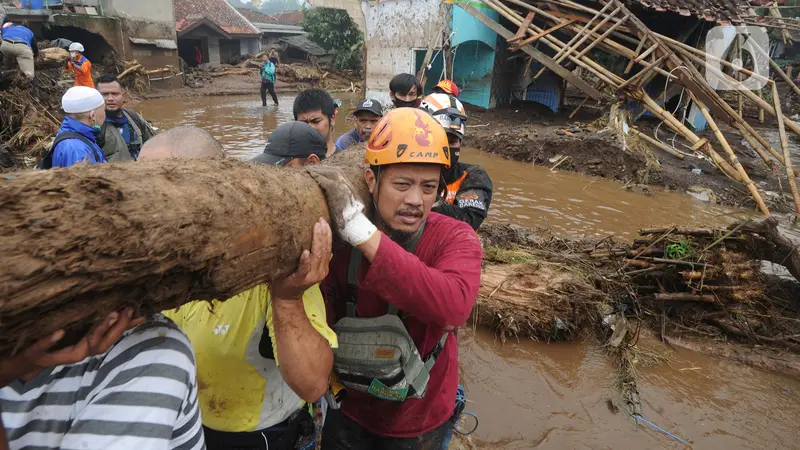 FOTO: Tim SAR Bersihkan Material Longsor Usai Banjir Bandang Sukabumi