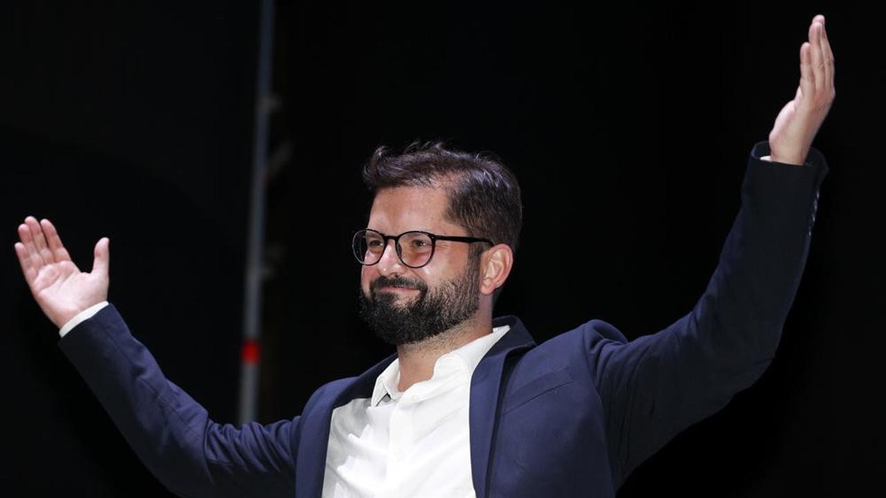Presiden Chile terpilih Gabriel Boric, merayakan kemenangannya dalam pemilihan presiden putaran kedua di Santiago, Minggu, 19 Desember 2021. (AP Photo/Luis Hidalgo)